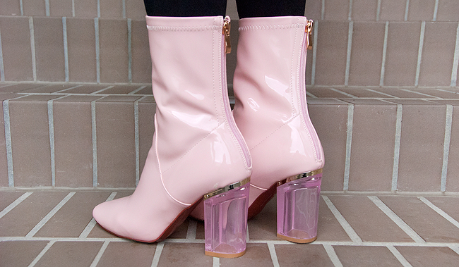 Sara is in Love with… blogger style fashion pastel look pleated skirt mongolian sheep skin scarf florence bridge miss patina cat collar shirt ego pink boots marc b. bag pink suzywan deluxe pink hair tassel earrings ego shoes, pink boots, transparent heel