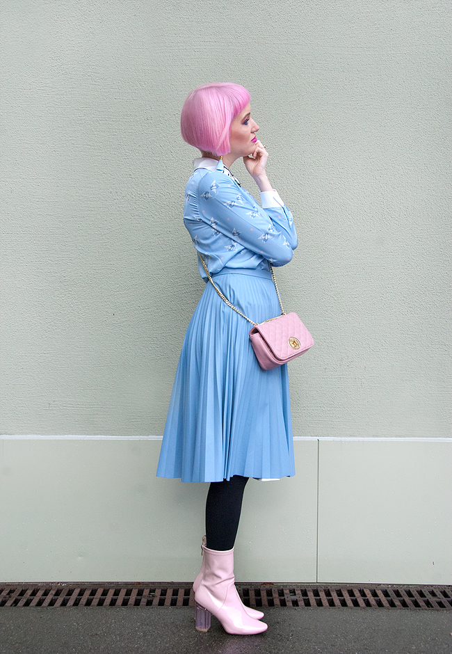 Sara is in Love with… blogger style fashion pastel look pleated skirt mongolian sheep skin scarf florence bridge miss patina cat collar shirt ego pink boots marc b. bag pink suzywan deluxe pink hair tassel earrings pastel look, winter outfit, blogger