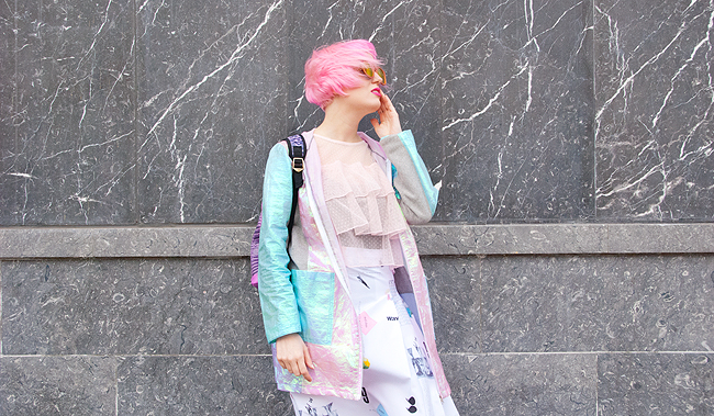 sporty look, iridescent jacket, pink haired blogger