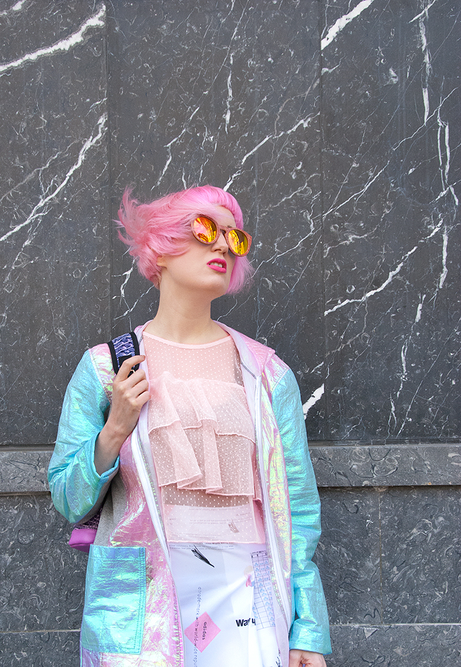 sporty look, casual blogger, iridescent jacket