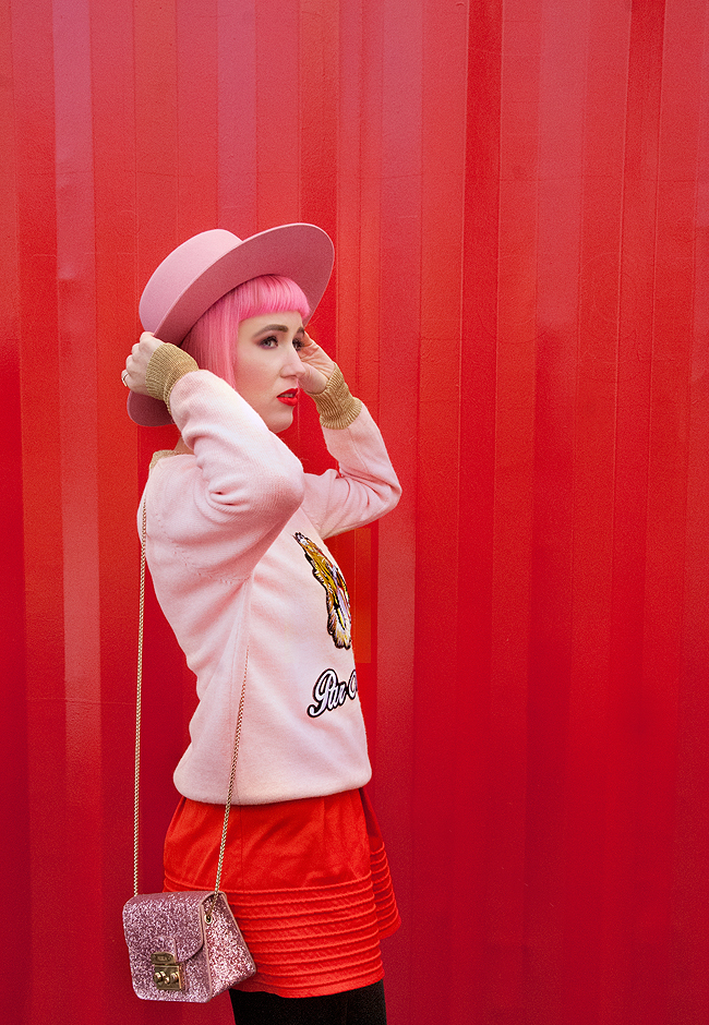 pink hat, pink and red look, swiss fashion blogger