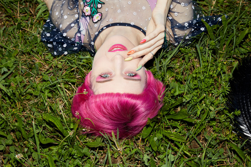 Photoshoot grass pink hair